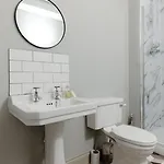 Historic Two Bed In Heart Of The